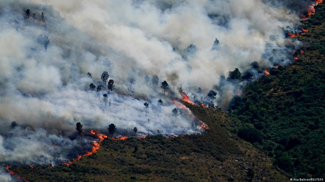 Vista de un incendio forestal que se extiende por las montañas de Burgohondo, en Ávila, España. (23.07.2026)