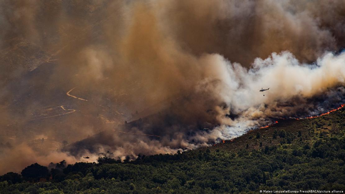 Vista de una densa columna de humo causada por un incendio forestal en Burgohondo, Ávila, Castilla y León (España). (23.07.2026). Vista de una densa columna de humo causada por un incendio forestal en Burgohondo, Ávila, Castilla y León (España). (23.07.2026).