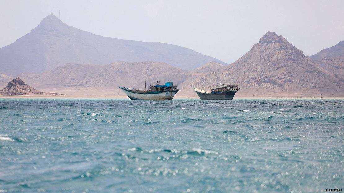 Barcos en la costa del estrecho de Bab el-Mandeb.
