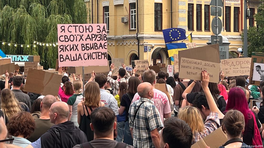 Люди вышли на протесты с флагами Евросоюза