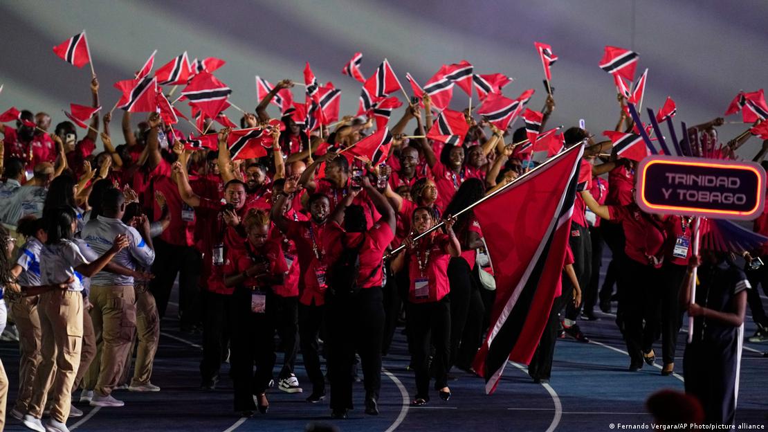 Atletas de Trinidad y Tobago desfilan en el Estadio Olímpico Félix Sánchez, en Santo Domingo. (24.07.2026)