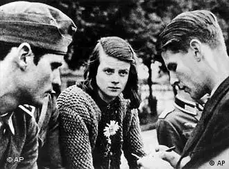 汉斯（左）和苏菲（中）是德国最出名的抵抗战士