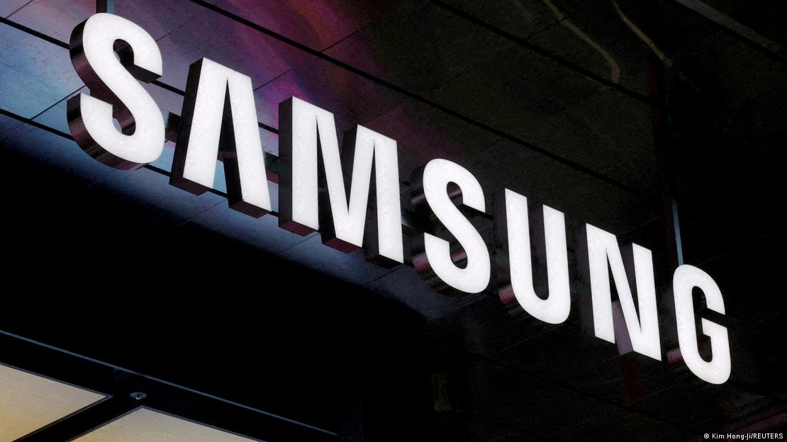 El logo de Samsung Electronics en una de sus tiendas en Seúl.