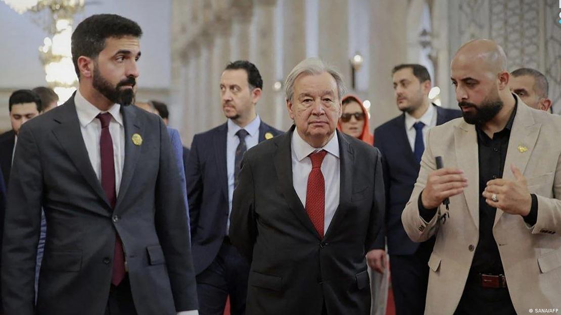 Ibrahim Alabi (izq.) y António Guterres (centro), durante la visita a la Mezquita de los Omeyas.