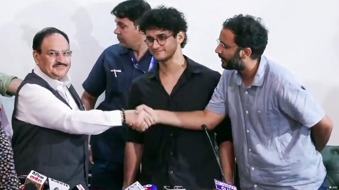 Líder estudantil cumprimenta representante do governo
