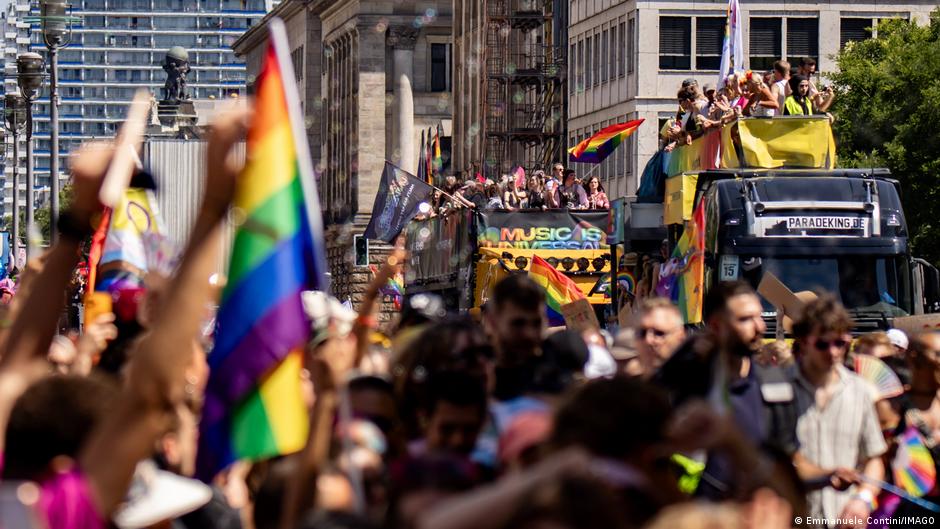 Berlin. Setki tysięcy osób biorą udział w paradzie równości