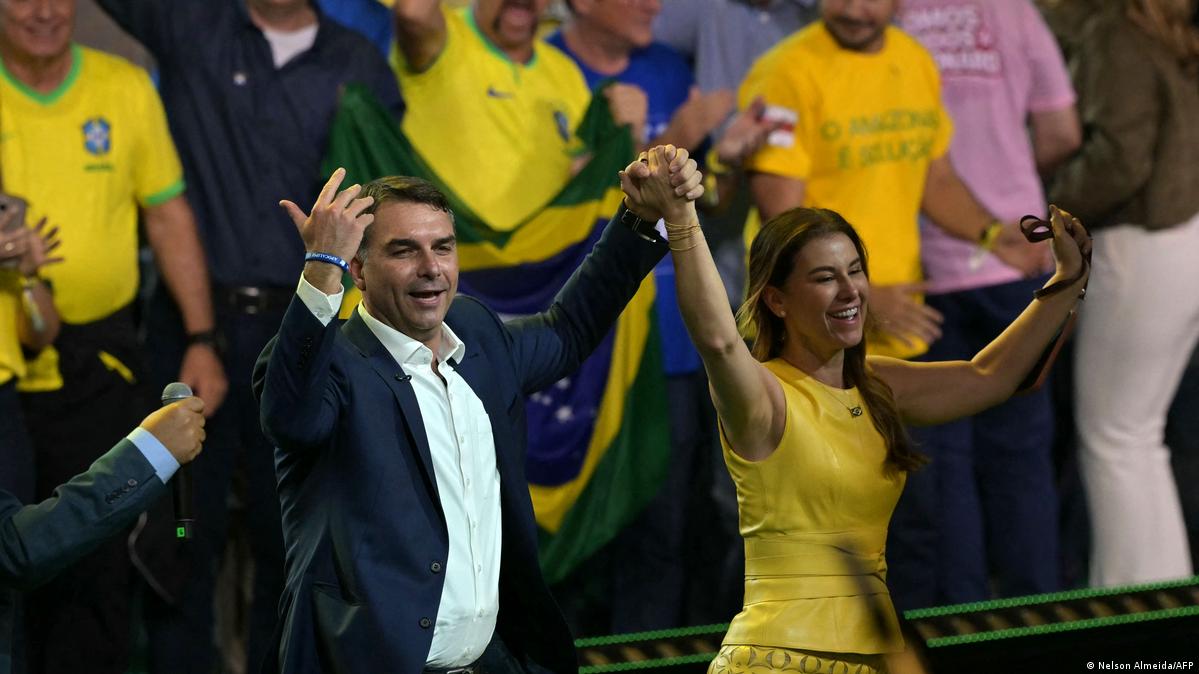 弗拉维奥·博索纳罗（Flavio Bolsonaro）和妻子费尔南达·博索纳罗（Fernanda Bolsonaro）2026年7月25日在自由党全国大会上