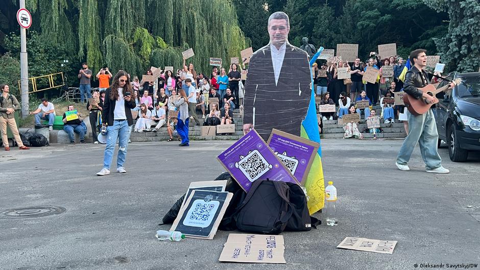 Другий день безстрокового протесту в Києві: людей поменшало, вимоги не змінилися