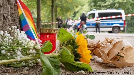 Gedenken an die Opfer: Eine Blume am (inzwischen gefällten) Baum gegen den das Fahrzeug des Täters prallte