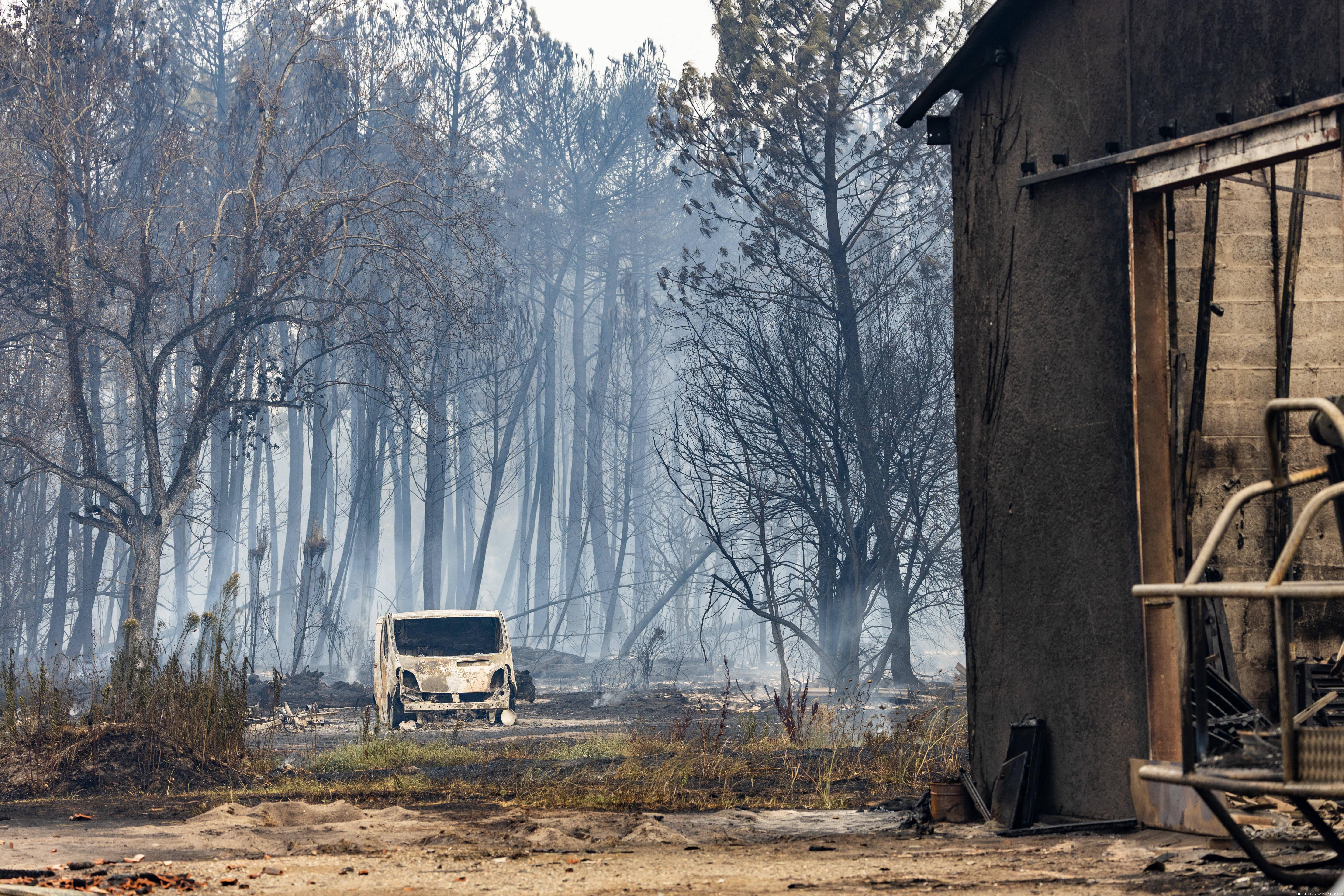 Verbrannte Häuser nach Waldbrand in der Gironde, Frankreich