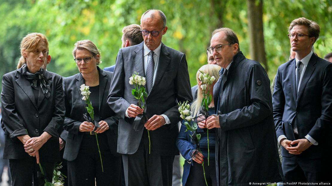 En la imagen aparecen el canciller federal Merz y el ministro del Interior Dobrindt, con flores en las manos, el domingo tras el atentado terrorista ocurrido el sábado durante el CSD en Berlín.