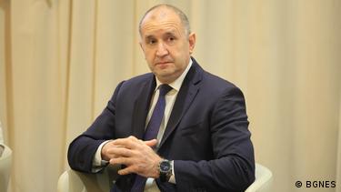 Бугарскиот премиер Румен Радев седи на столче со скрстени дланки
