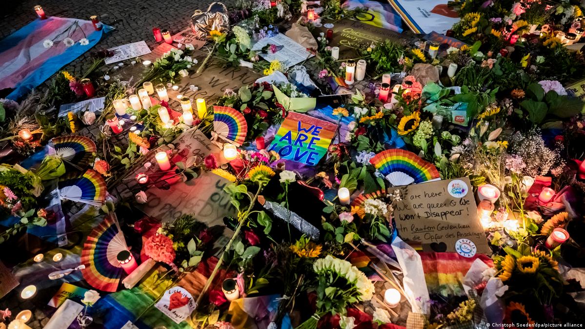 Deutschland Berlin 2026 | Trauer am Brandenburger Tor nach Angriff auf CSD 民众在勃兰登堡门前摆放鲜花和蜡烛,悼念25日驾车冲撞事件中的伤亡者。