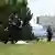 En la imagen varios policías recorren la zona donde ocurrió la balacera.
