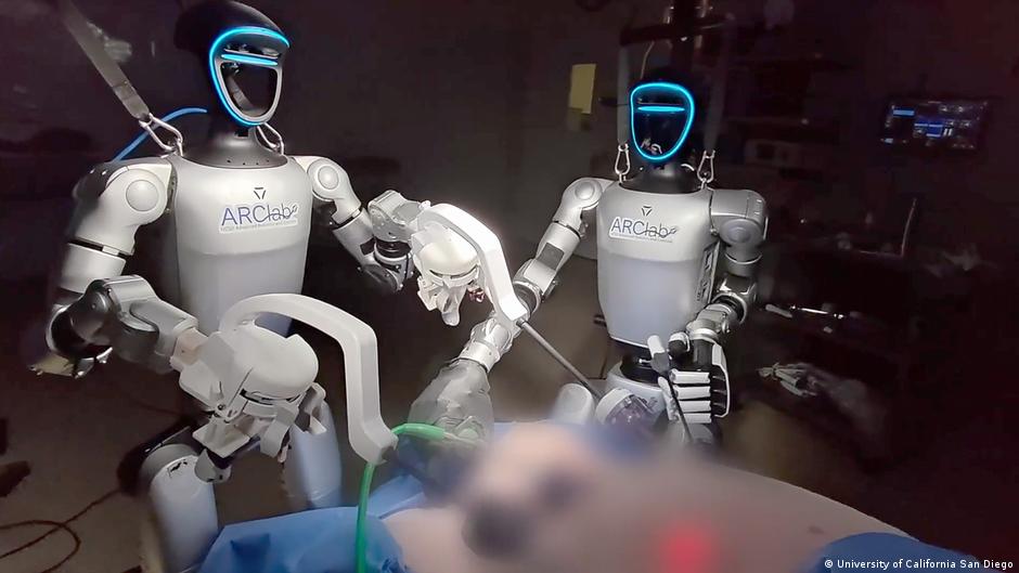 El quirófano del futuro: dos robots humanoides operan con éxito a un cerdo vivo por primera vez