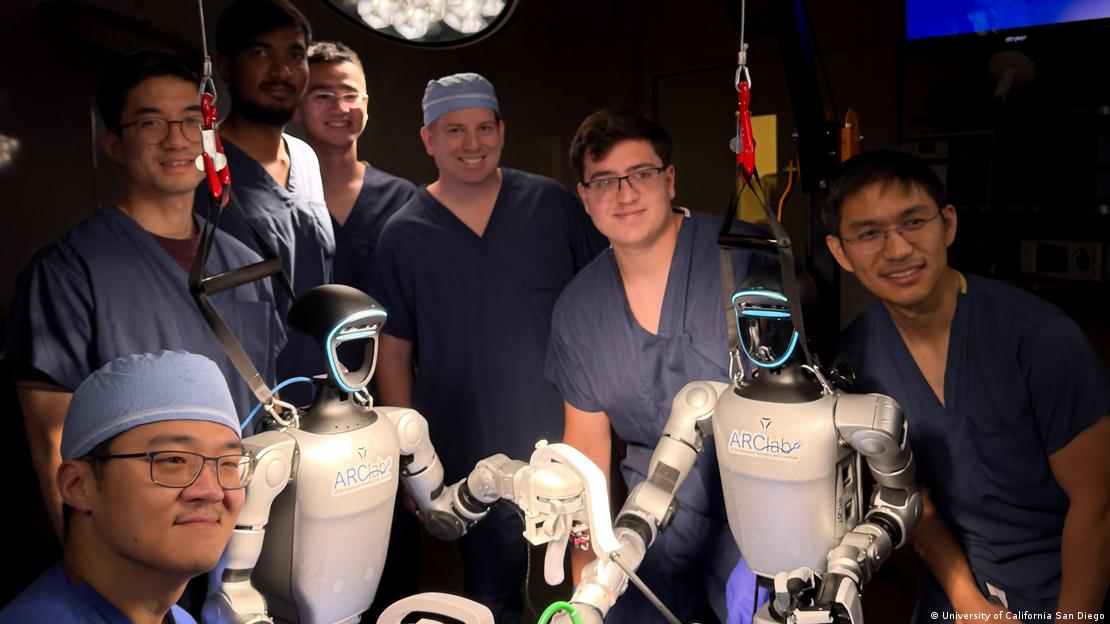 Equipo cientÃÂ­fico y robots humanoides que realizaron una operaciÃÂ³n en un cerdo.