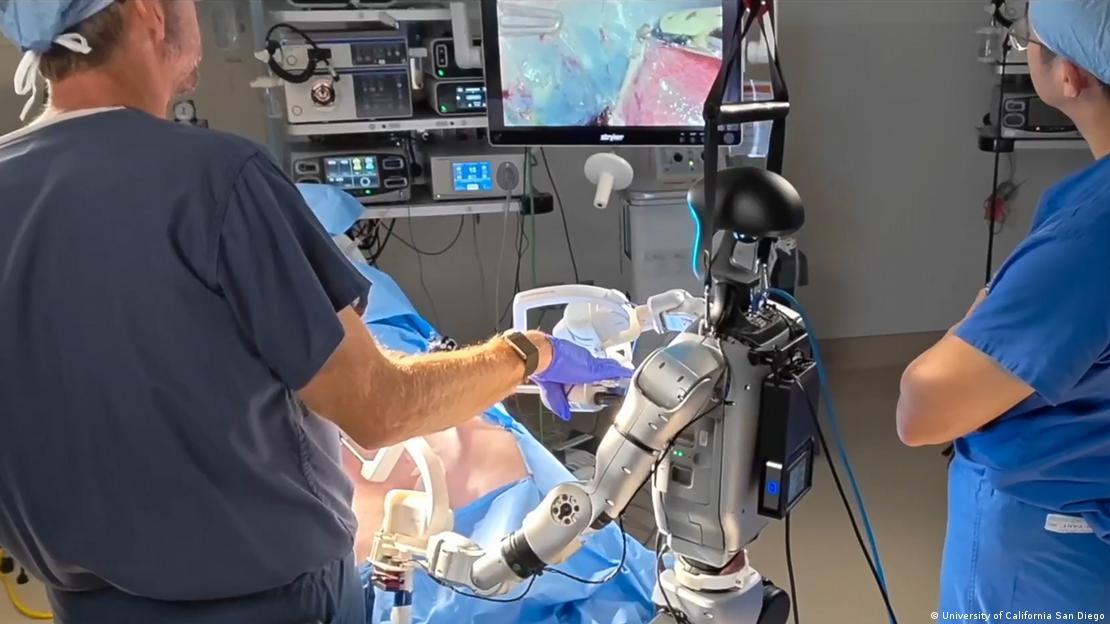 CientÃÂ­ficos junto a un robot humanoide.