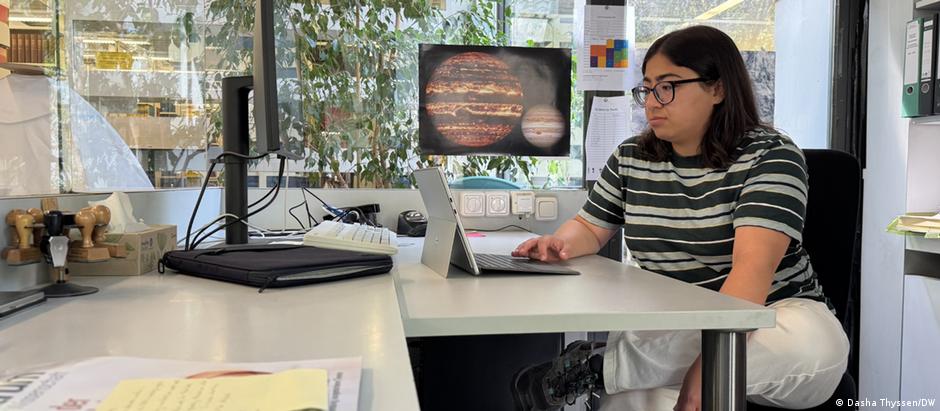A iraniana Anahita Abdollahi concilia o mestrado na Universidade de Colônia com um minijob em uma biblioteca, experiência que, segundo ela, ajudou na adaptação ao mercado de trabalho alemão e na prática do idioma.