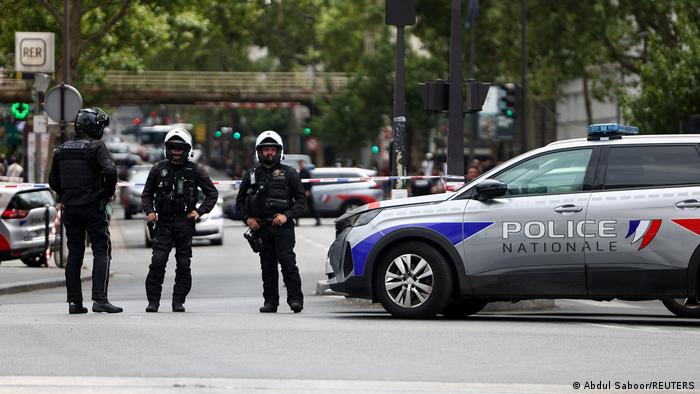 Homem é detido em Paris após atacar e ferir 3 mulheres mulheres a facadas
