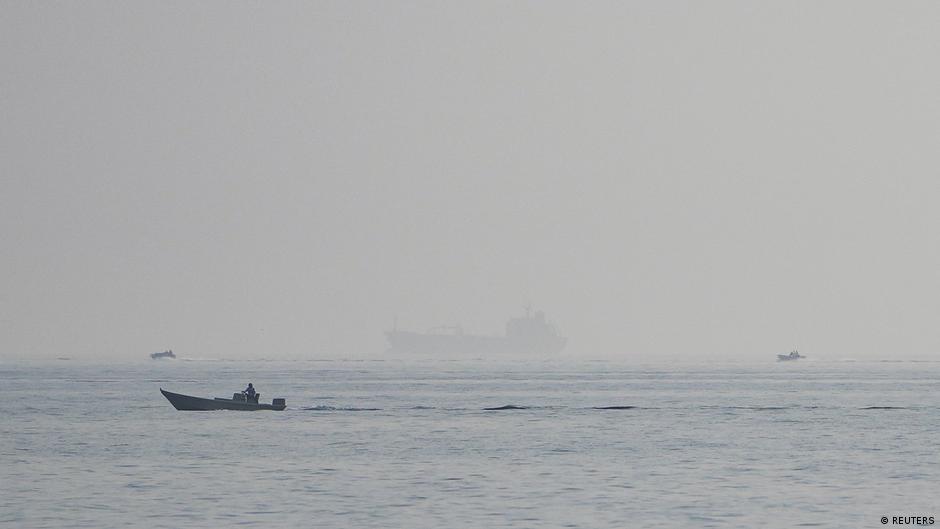 Alerta en el Golfo: Proyectil 'Desconocido' Impacta Petrolero en Omán, Sembrando Incertidumbre Global