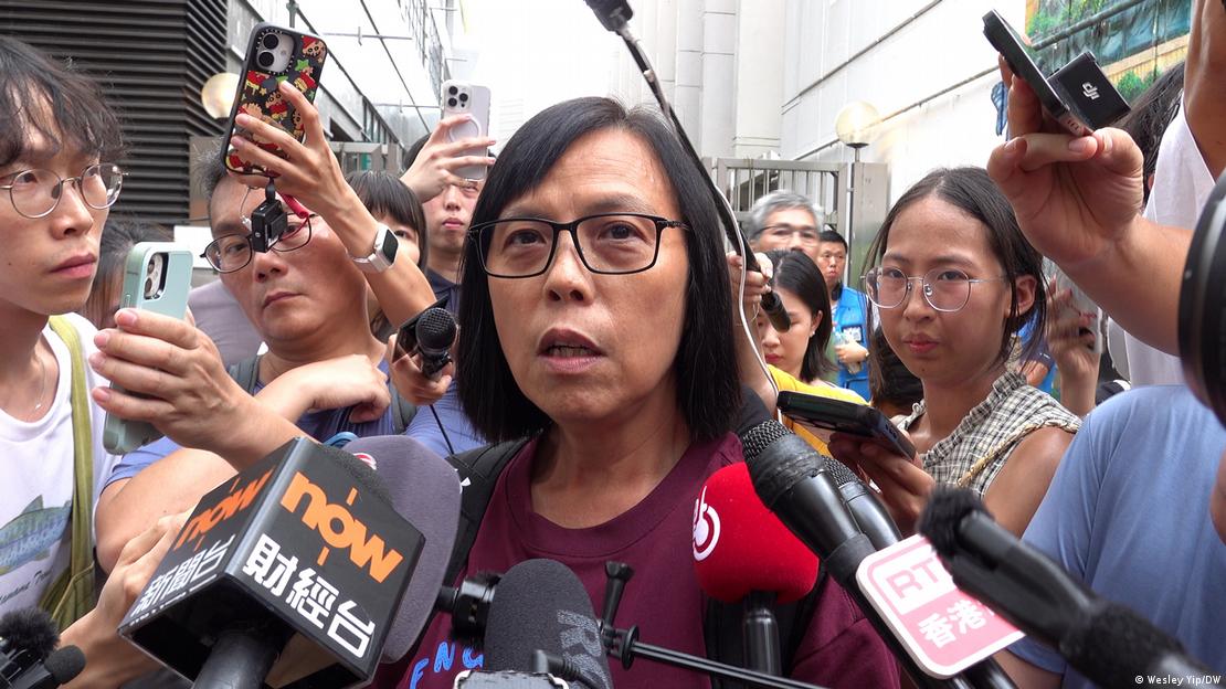 圖為何女士在業主大會後接受傳媒圍訪。