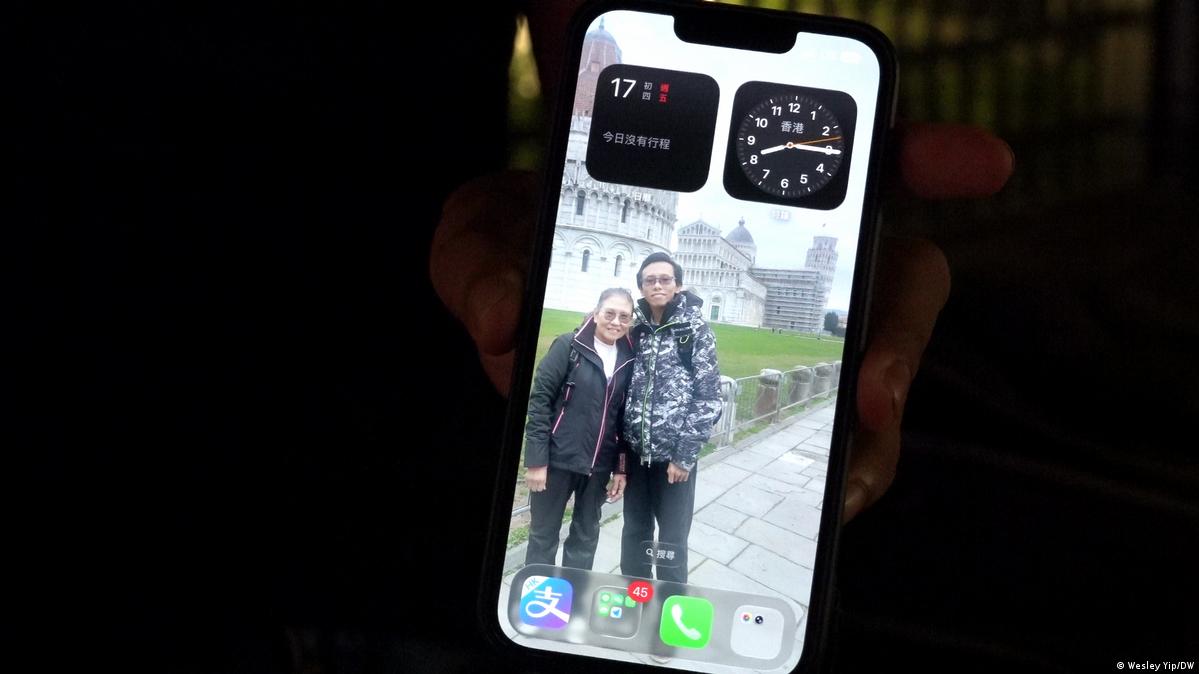 Hongkong 2026 | Brand Wang Fuk Court | Brians Handyhintergrund zeigt Foto mit seiner Mutter 36岁的 Brian 由出生起就和妈妈住在宏福苑的宏泰阁中层。