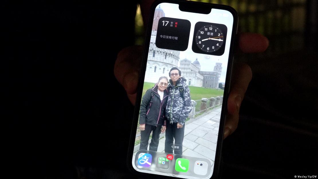 Brian 手機的桌面也還是與媽媽的合照。