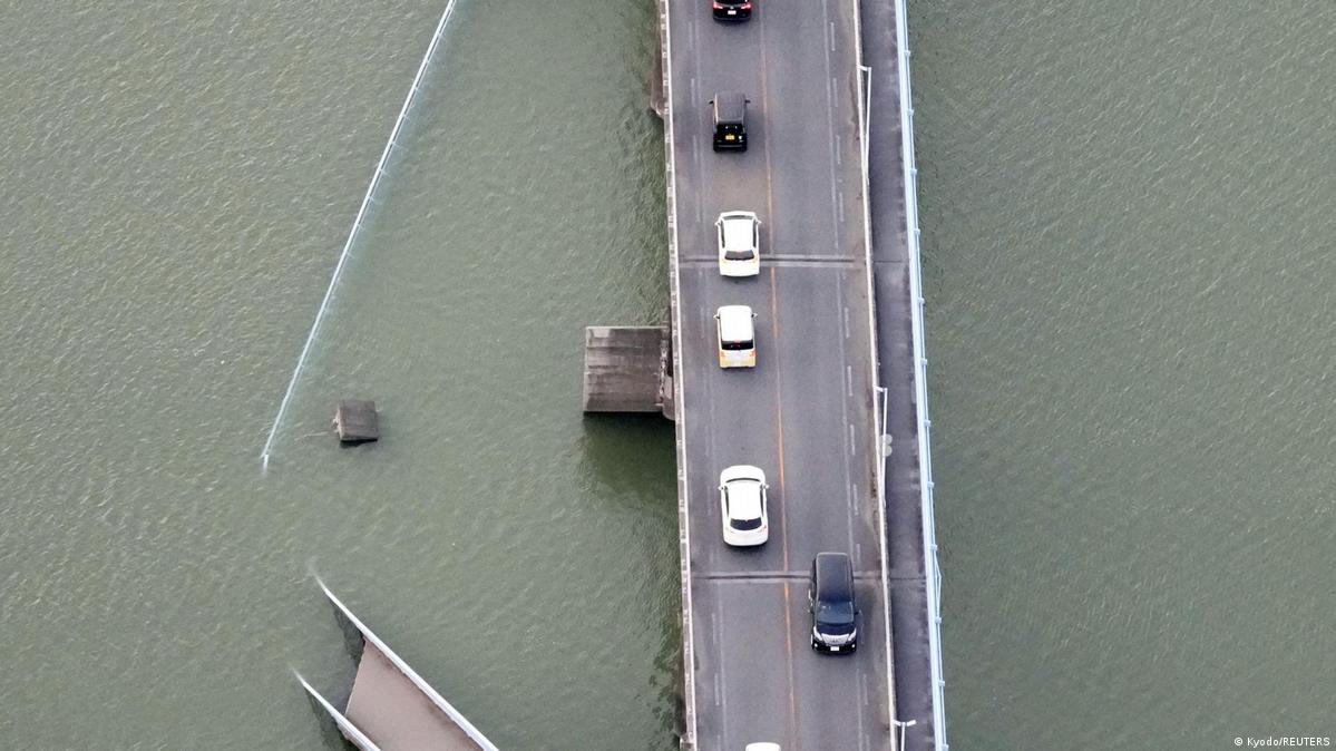 强震造成建筑倒塌、桥梁受损。