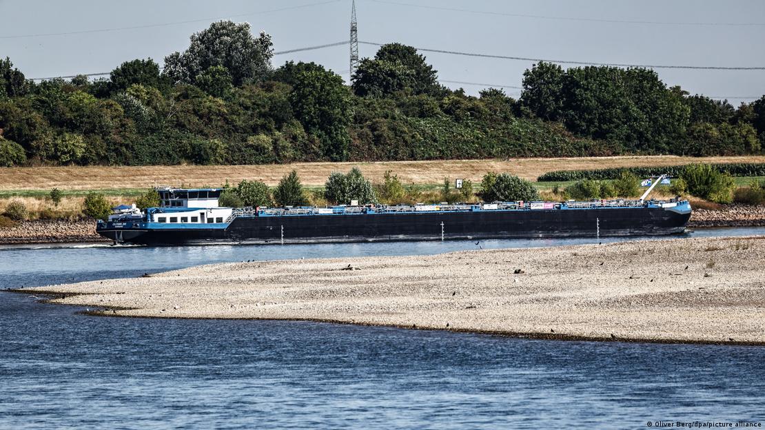 Su seviyesi alçalan Ren Nehri'nde bir yük gemisi ve görünür olan nehir yatağı