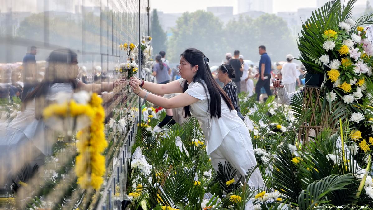 人们悼念亲人，在墙上献花