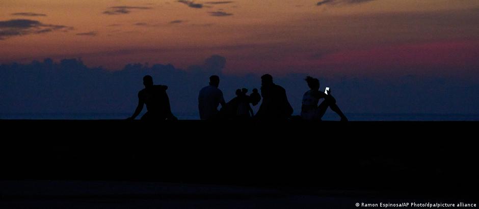 O famoso Malecón de Havana sem luz elétrica: os apagões também afetaram seriamente o turismo cubano