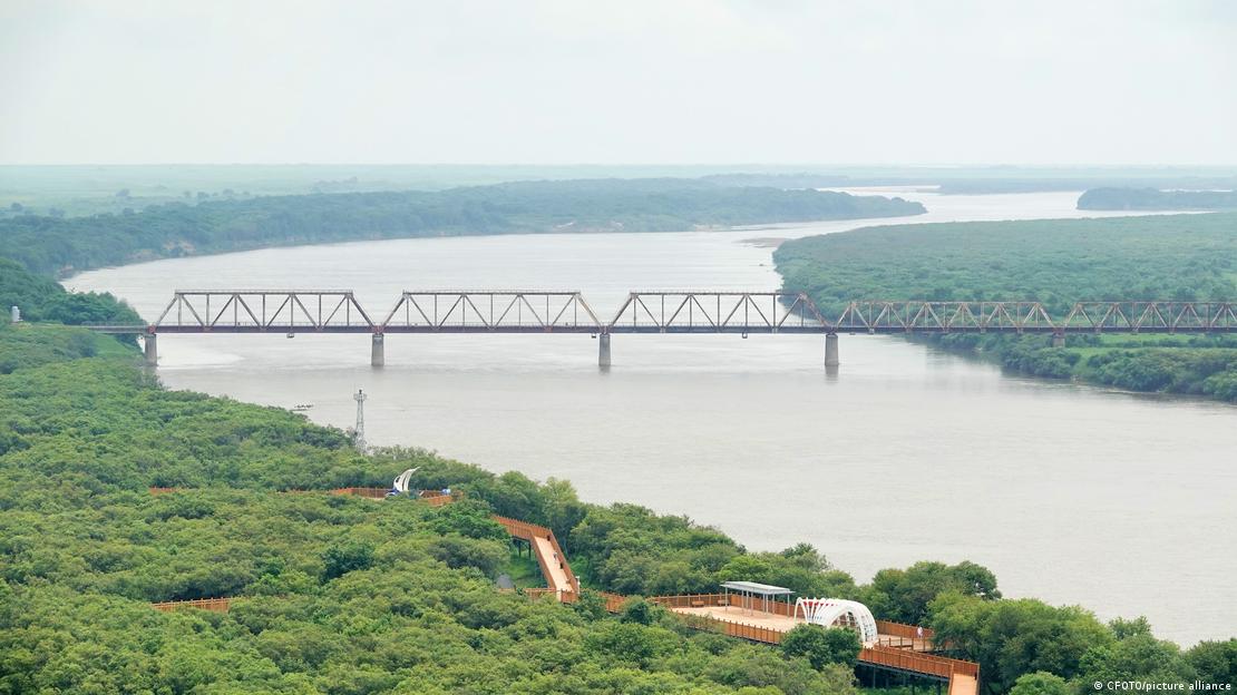 Vista da Ponte da Amizade, sobre o rio Tumen