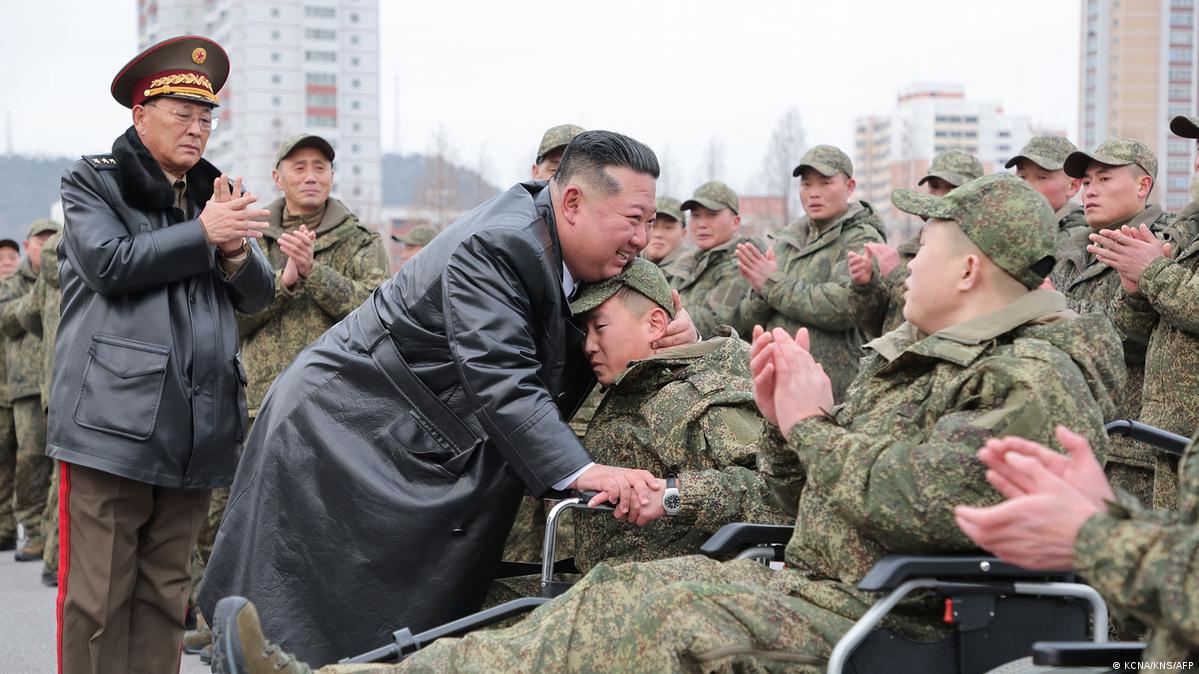 金正恩接见从俄罗斯返回的士兵（2025年12月12日）