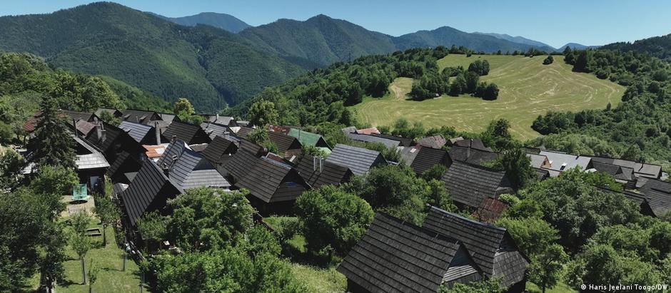 Caráter histórico de Vlkolínec, com suas casas de madeira inalteradas, foi preservado principalmente devido ao seu isolamento