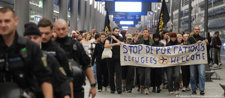 Dezenas de pessoas protestaram no aeroporto de Leipzig-Halle contra a deportação