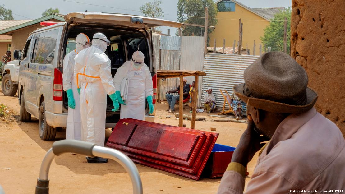 DR Kongo Bunia 2026 | Zivilschutzteam bereitet Sarg für Ebola-Bestattung vor DR Kongo Bunia 2026 | Zivilschutzteam bereitet Sarg für Ebola-Bestattung vor