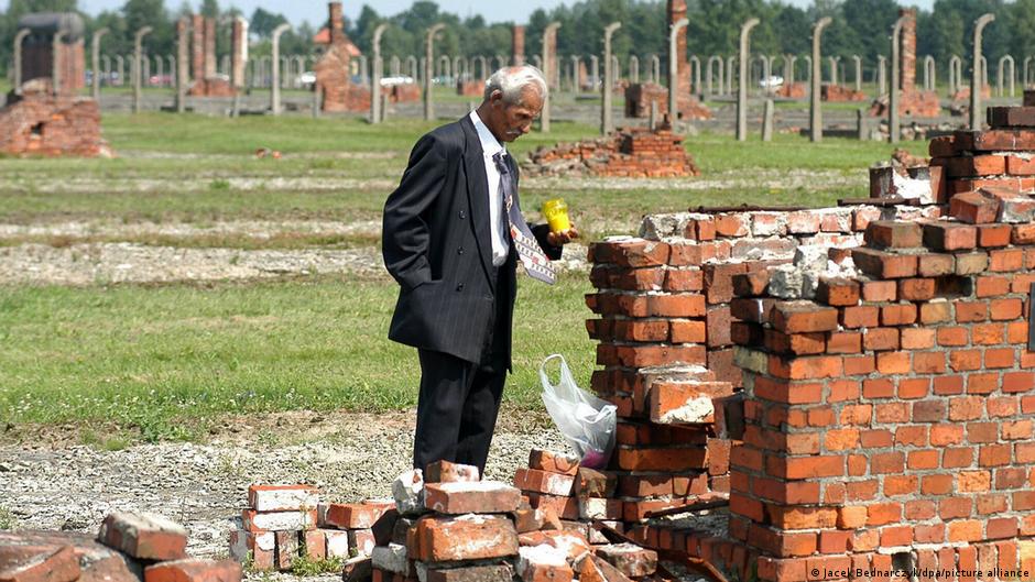 How does eastern Europe commemorate the Roma Holocaust?