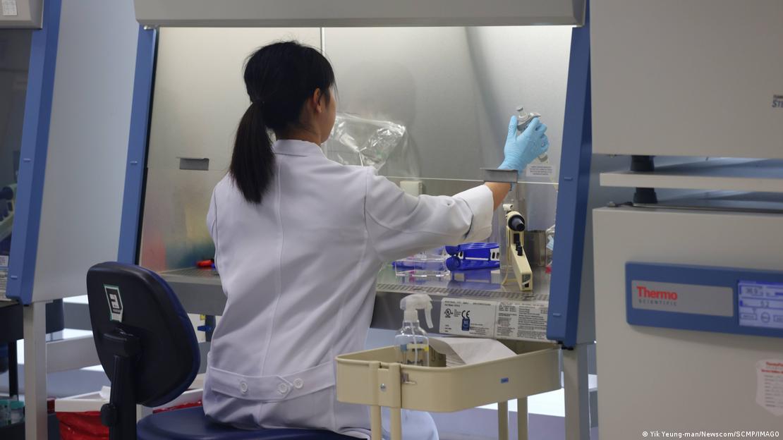 Científica trabajando en un laboratorio.
