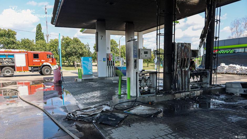 Росія продовжує обстрілювати АЗС: є загиблі і поранені