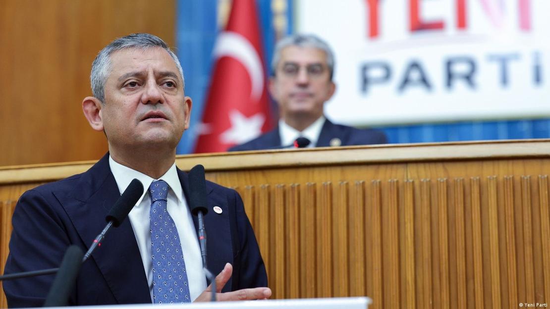 Hükümet krize hemen müdahale edildiğini ve mağdur vatandaşların zararlarının karşılanması için acil adımlar atıldığını savunsa da muhalefet yaşanan skandaldan iktidarı sorumlu tutuyor. Yeni Parti Genel Başkanı Özgür Özel grup toplantısında kürsüden hitap ederken, arkada parti logosu