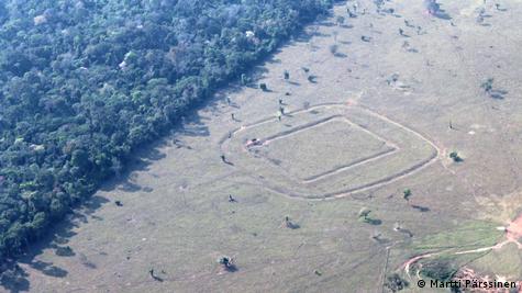 Imagem aérea na Amazônia mostra uma vala quadrangular com as bordas arredondadas cavadas no solo e, dentro dela, uma outra vala quadrada Imagem aérea na Amazônia mostra uma vala quadrangular com as bordas arredondadas cavadas no solo e, dentro dela, uma outra vala quadrada
