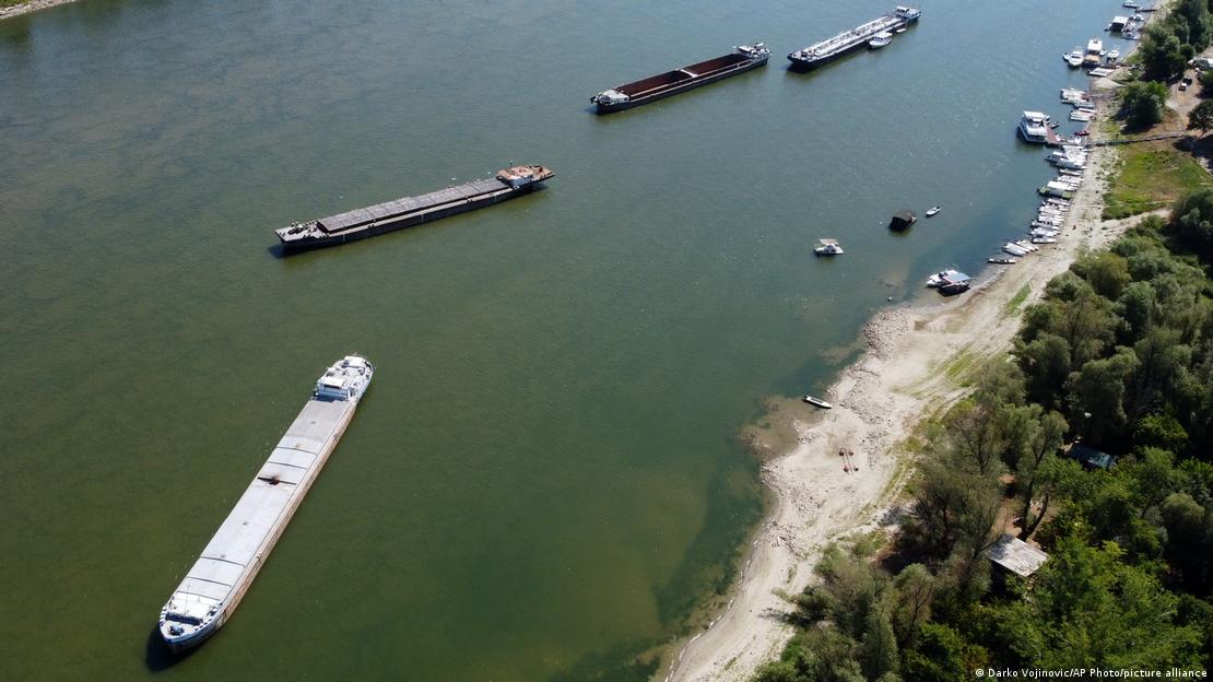 Sırbistan'ın Petrovaradin kenti yakınlarında Tuna Nehri üzerinde birkaç yük gemisi demirlemiş durumda. Kıyıda suyun çekilmesiyle geniş bir nehir yatağı açığa çıkmış bulunuyor. Sırbistan'ın Petrovaradin kenti yakınlarında Tuna Nehri üzerinde birkaç yük gemisi demirlemiş durumda. Kıyıda suyun çekilmesiyle geniş bir nehir yatağı açığa çıkmış bulunuyor.
