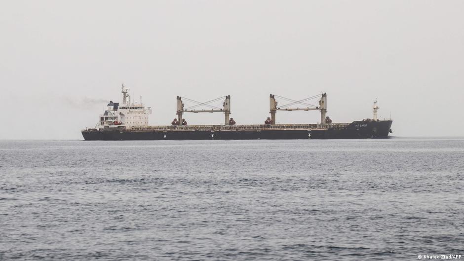 В Красном море после удара загорелся саудовский танкер с нефтью