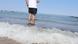 Piernas de una persona en la orilla del mar Báltico, mientras rompe una ola. Piernas de una persona en la orilla del mar Báltico, mientras rompe una ola.