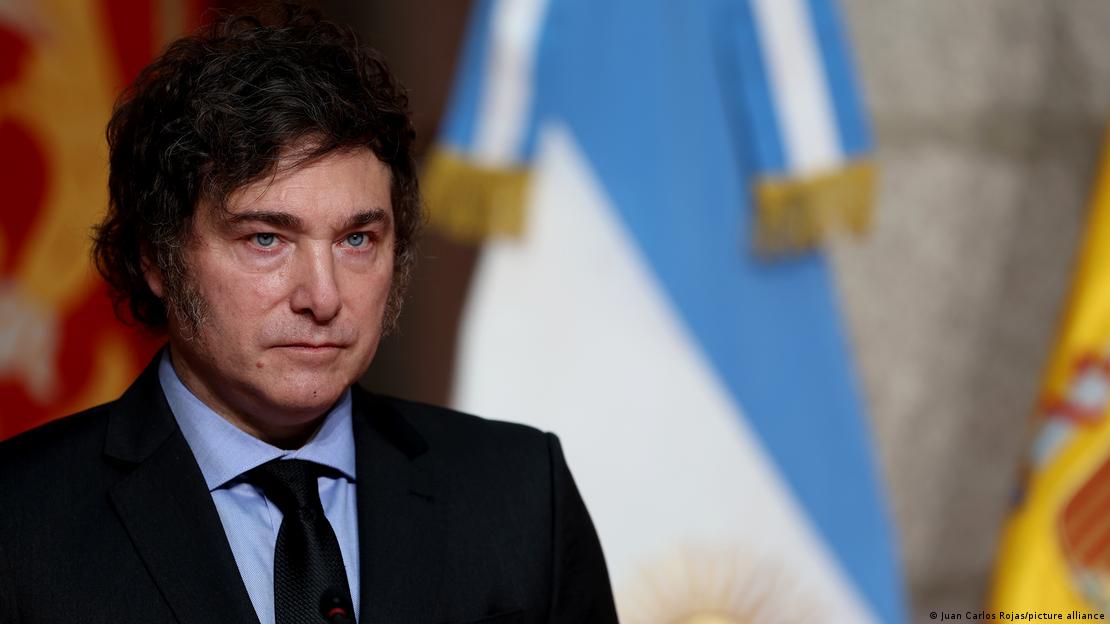 El presidente argentino, Javier Milei, con una bandera argentina de ceremonias en el fondo, durante la entrega de una condecoración internacional por parte de la presidenta de la Comunidad de Madrid, Isabel Díaz Ayuso. (21.06.2026).