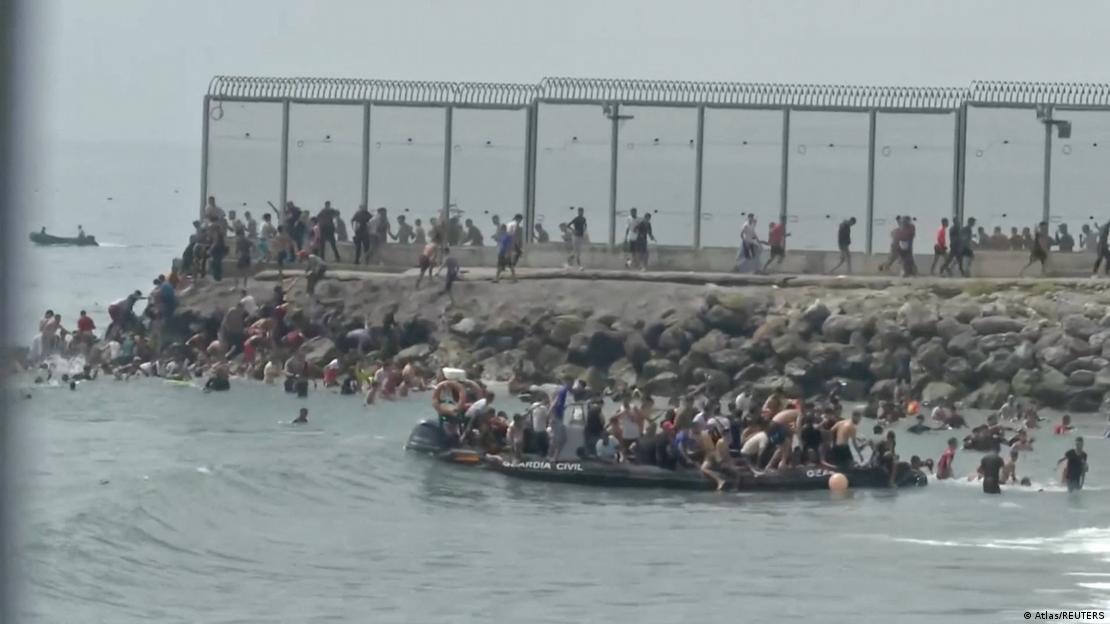 Bote com imigrantes chegando em Ceuta