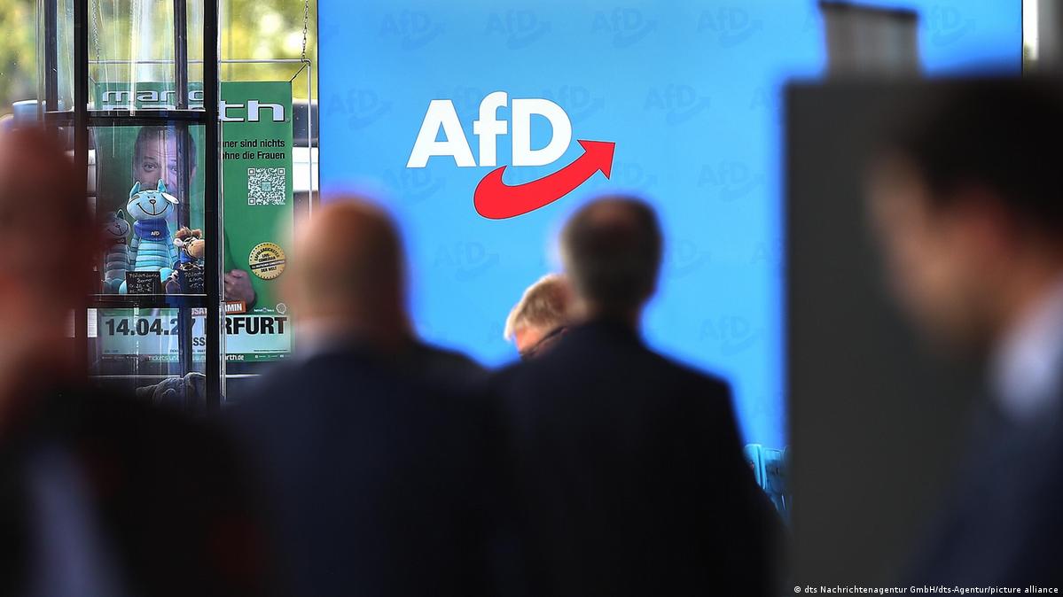 AfD logo and participants of the party conference in Erfurt in July 2026