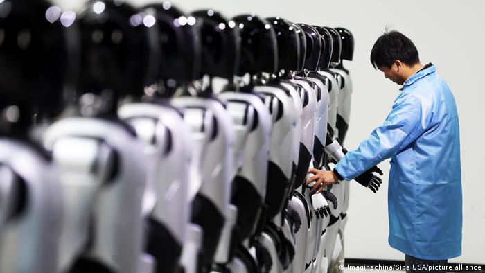 China vendeu quase 11,6 mil robôs humanoides em 2025, contra apenas algumas centenas de empresas americanas
