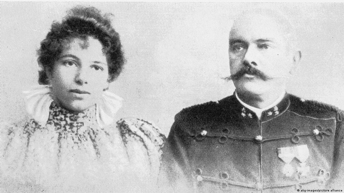 1900 yılına ait tarihî portrede Mata Hari adıyla tanınacak Margaretha Geertruida Zelle (sağda), eşi Hollandalı sömürge subayı Rudolph MacLeod ile yan yana yer alıyor. MacLeod'ün üstünde askerî üniforması ve sol göğsünün üstünde iki madalya bulunuyor. 1900 yılına ait tarihî portrede Mata Hari adıyla tanınacak Margaretha Geertruida Zelle (sağda), eşi Hollandalı sömürge subayı Rudolph MacLeod ile yan yana yer alıyor. MacLeod'ün üstünde askerî üniforması ve sol göğsünün üstünde iki madalya bulunuyor.