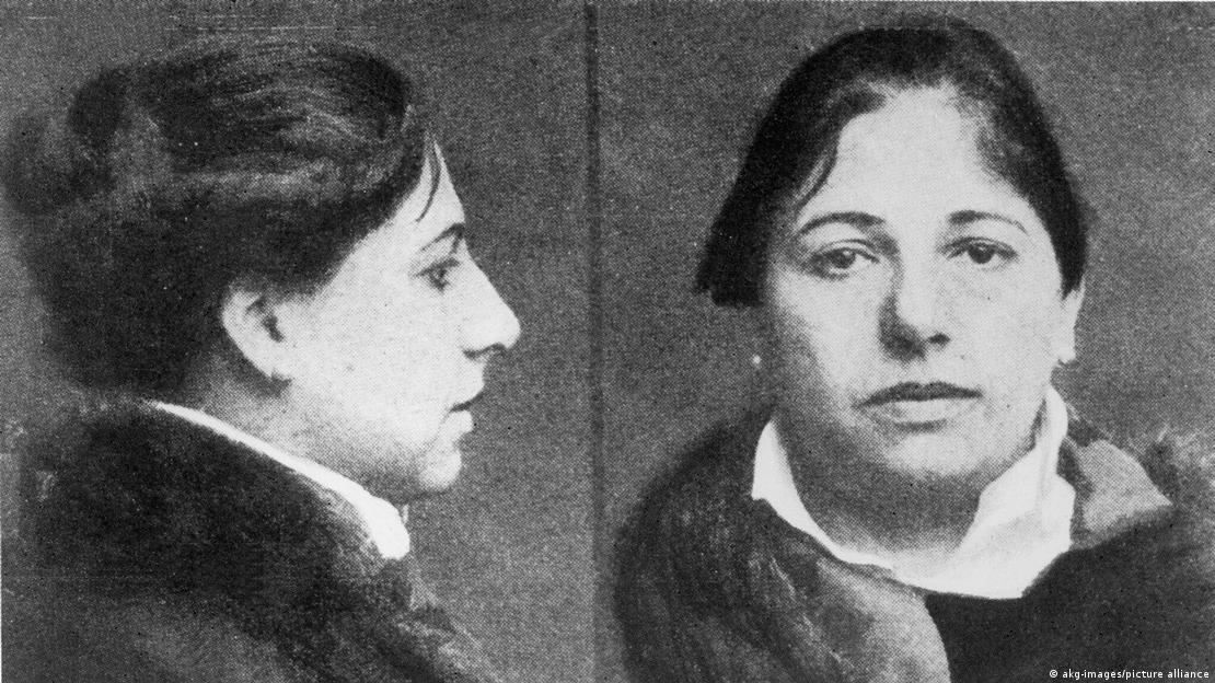 917 tarihli resmî fotoğrafta Mata Hari'nin yan yana iki fotoğrafı yer alıyor. Solda profilden, sağda ise cepheden görüntülenen 10 Ekim 1917 tarihli ve idamından önce çekilen bu fotoğraflar, muhtemelen Mata Hari'nin son halini gösteriyor. 917 tarihli resmî fotoğrafta Mata Hari'nin yan yana iki fotoğrafı yer alıyor. Solda profilden, sağda ise cepheden görüntülenen 10 Ekim 1917 tarihli ve idamından önce çekilen bu fotoğraflar, muhtemelen Mata Hari'nin son halini gösteriyor.